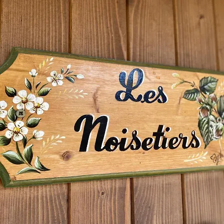 Les Noisetiers *